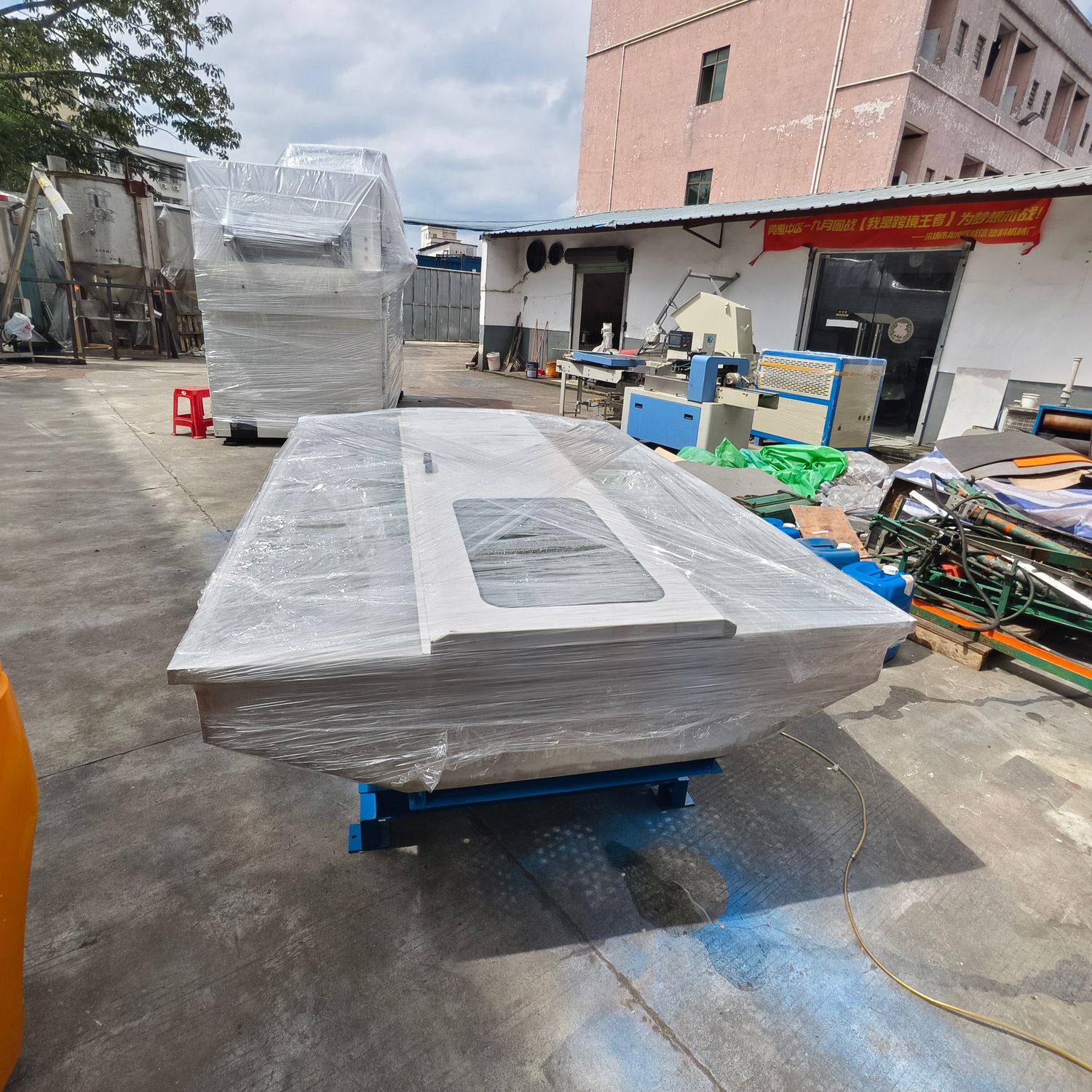 Sheet extrusion line machine wrapped and carried on a steel base pallet